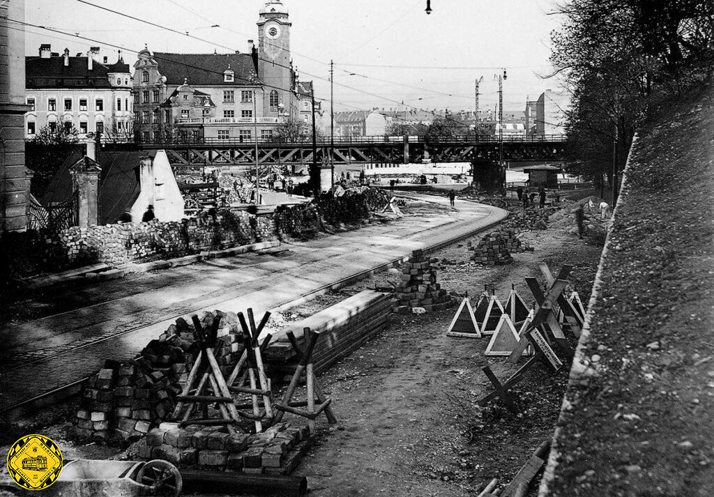1934 wurde der Giesinger Berg verbreitert und die Schienenlage verändert und damit auch gleich die Kompletten Schienen ausgewechselt.