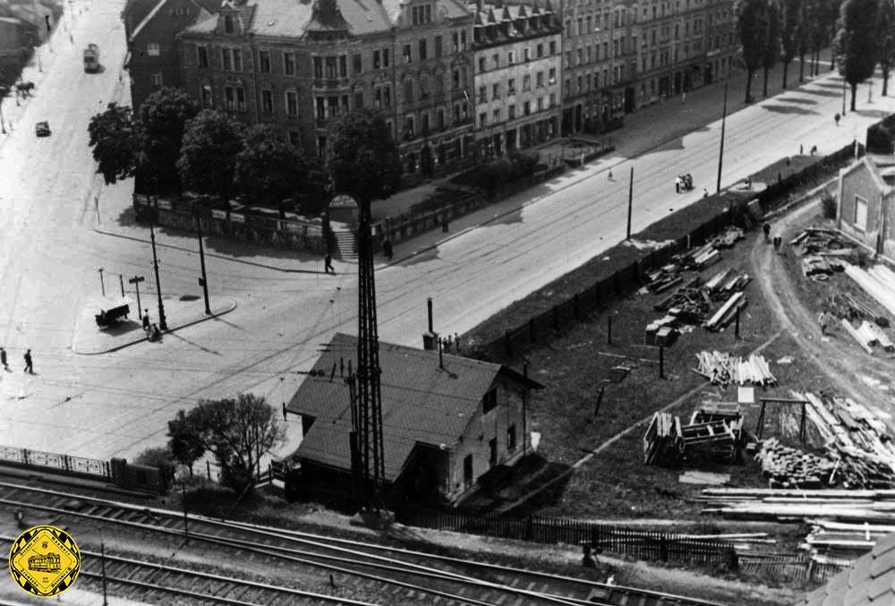 Noch ein Blick 1934 vom Lindwurmhof auf die Abzweigung der Implerstraße von der Lindwurmstraße. Rechts ist der Abriß der Krauss'schen Lokomotivfabrik zu sehen. Es bestand ein Gleisdreieck an dieser Stelle, um ein- und ausrückende Wagen der Linie 20 von dem Betriebshof in der Hofmannstraße zu erleichtern.