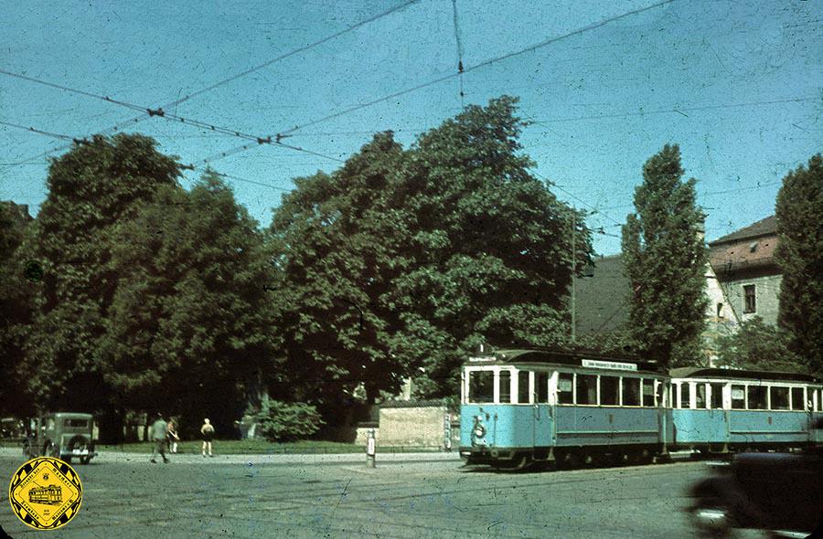 Auf seiner Fahrt vom Romanplatz nach Berg-am-Laim kommt der Wagen der Linie 1 gerade auf den Rotkreuzplatz: eine der ersten Farbaufnahmen der Münchner Trambahn, die wir den KollegInnen der Geschichtswerkstatt Neuhausen zu verdanken haben.