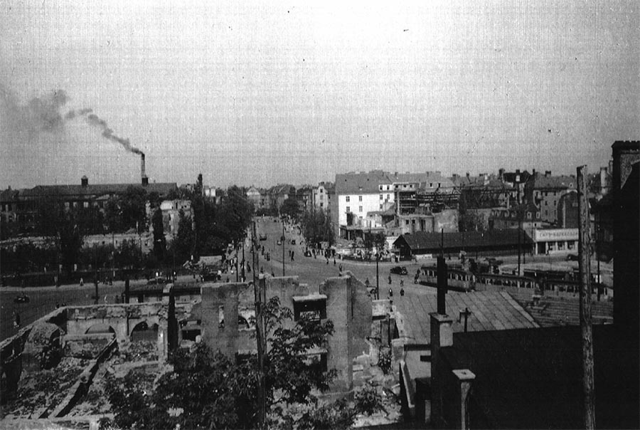 Der Rotkreuzplatz wurde im 2.Weltkrieg schwer zerstört, kein Haus blieb ohne einen Treffer oder war ausgebrannt. Den Rotkreuzplatz, wie man ihn kannte, gab es nicht mehr. Aber Trambahn fuhr wieder.