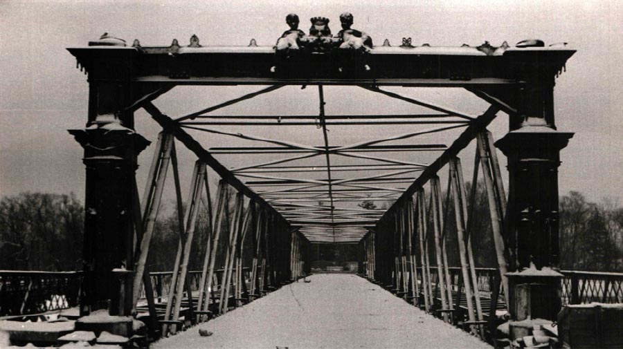 Die Brudermühlbrücke, also die ehemalige Wittelsbacherbrücke, dienste hier im Jahr 1951 nur noch als Isarüberquerung über die alte Konstruktion und die Holz-Notbrücke.. 