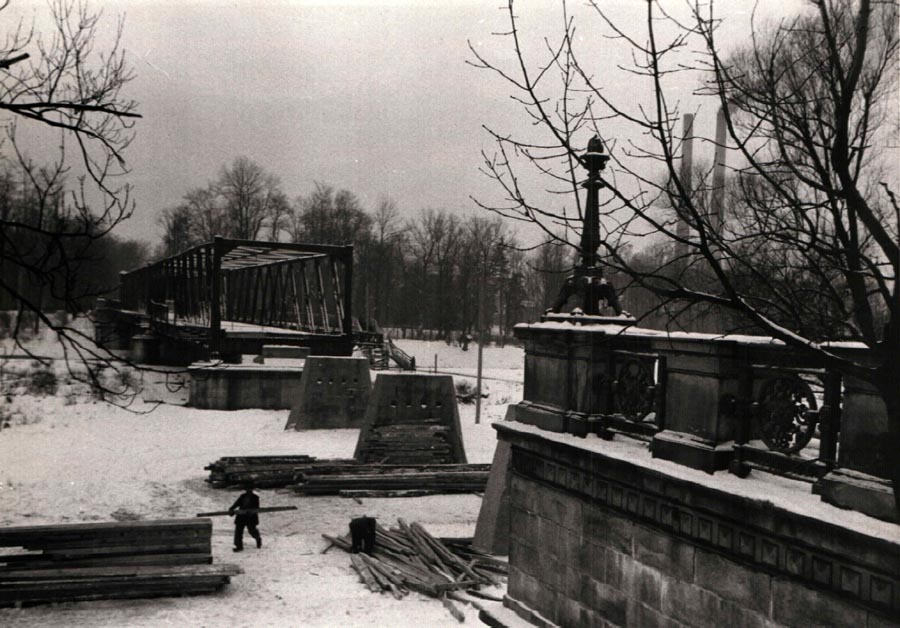 Ab dem 10 Januar 1953 wurde die Brücke komplett abgebaut. Dabei verschwanden auch die aufwändigen Brückenköpfe, die 1904 von der Wittelsbacherbrücke mitgekommen waren.