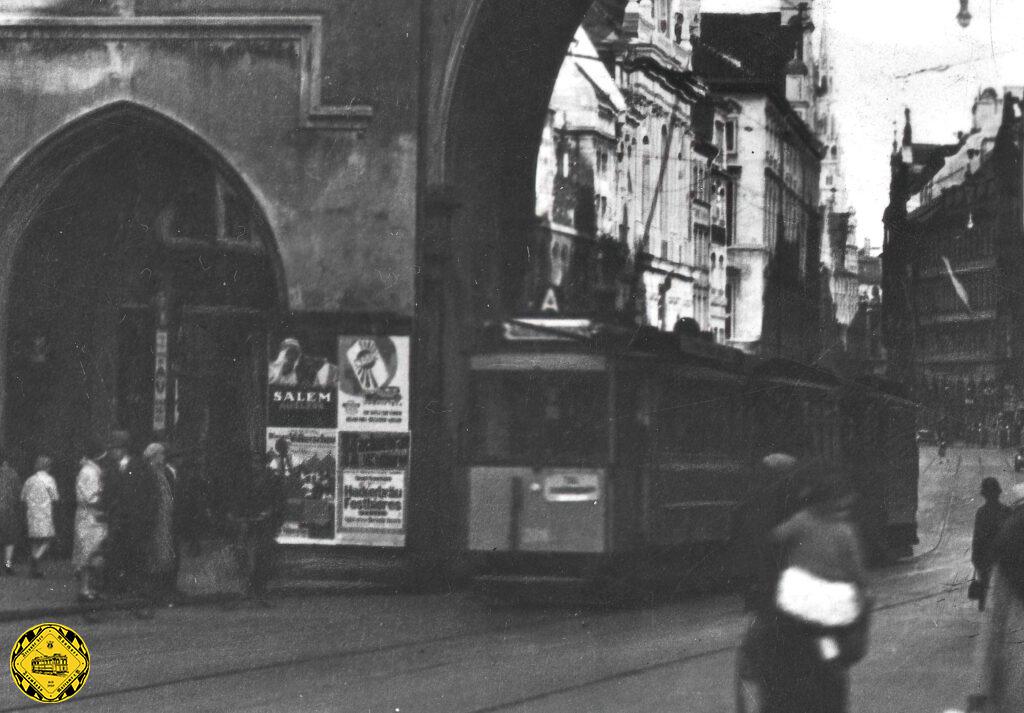 Ein Wagen Linie A von der Talschleife zum Messegelände führt im Jahr 1922 durch das Karlstor auf den Stachus.