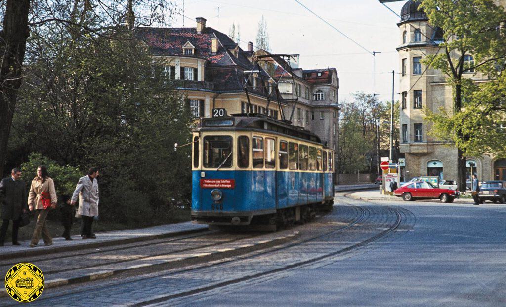 Auf dem 20er konnte man zur Stoßzeit zuverlässig Altwagen antreffen. Am 26. April 1972 erreicht der F/f-Zug 646/1403 die Haltestelle Paradiesstraße am Rande des Englischen Gartens. Aufnahme: Dieter Kubisch