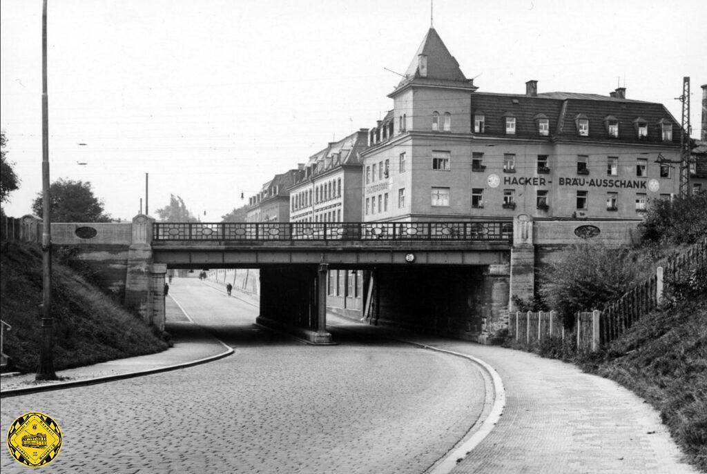 Unsere beiden Bilder zeigen diese 1909 gebaute Unterführung von beiden Seiten. Heute sieht diese Brücke wenig verändert aus.