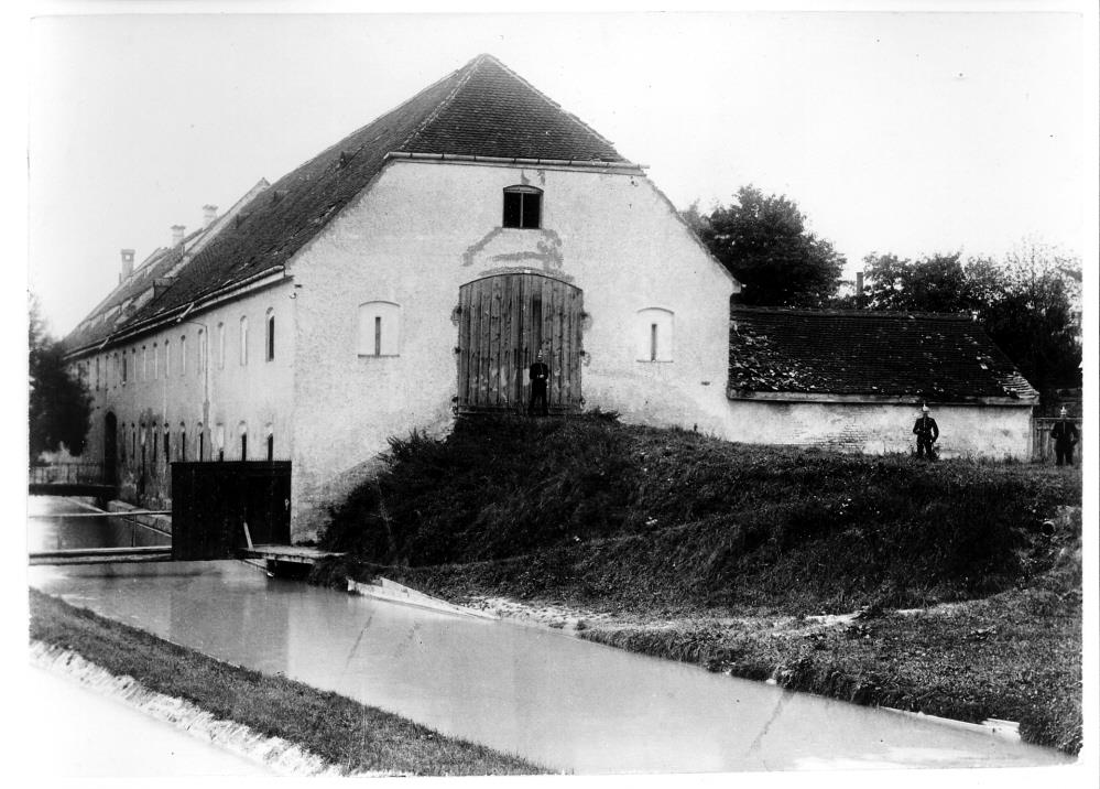 Die Brudermühle war eine Mühle in der Dreimühlenstraße 4. Der Patrizier Hainrich Chray hatte sie ab 1289, vom Stift Schäftlarn mit dem Gut Schwalbenstein als Ekolfzmühl gepachtet was zu ihrer ersten aufgefundenen urkundlichen Erwähnung führte. Bis 1577 gehörte diese Mühle den Franziskanerbrüder des Angerklosters woher ihr Name Brudermühle rührt. 1841 wurde das Anwesen versteigert. Bis 1897 wurde das Anwesen als Blatternhaus genutzt, also eine Unterkunft für unheilbar Kranke durch Cholera, Pest etc.