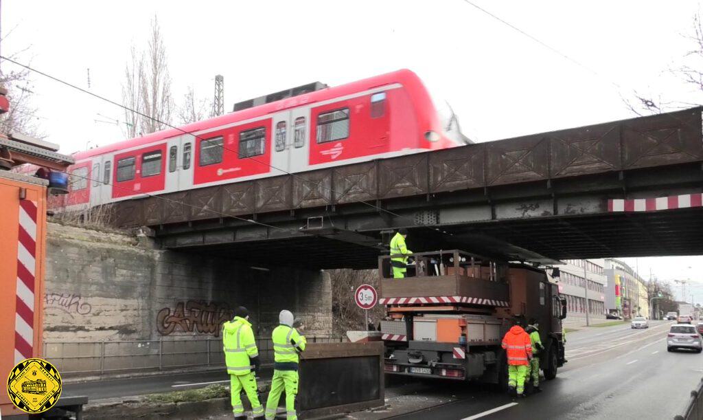 Heute mussten Jungs vom Oberleitungsdienst schon wieder raus: ein Lastwagen hat die Oberleitung beschädigt und das Isolierbrett zur Eisenkonstruktion muss erneuert werden. Dadurch ist sowohl der Betriebsverkehr auf der Zufahrt zur Hauptwerkstätte unterbrochen als auch der Verkehr auf dem Mittleren Ring empfindlich gestört.