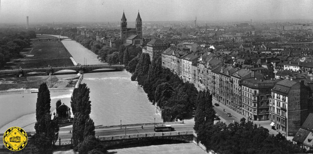 Eine Trambahn ist nie über diese Brücke gefahren, aber wir haben ein Bild mit einem Omnibus und den weiteren Brücken Isar-aufwärts gefunden.
