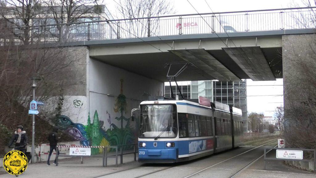 Die Linie 23 unterquert die Domagkstraße wie damals die Verbindungs-Bahnlinie vom Nordring zum Schwabinger Güterbahnhof.