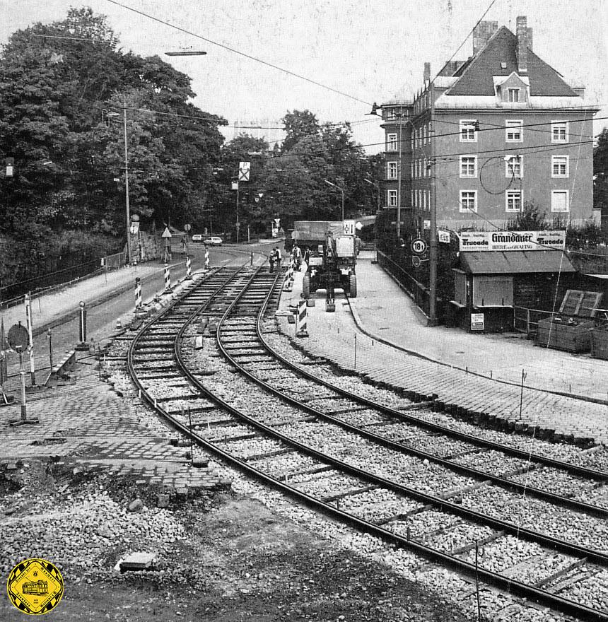 Bauarbeiten am Nockherberg: die Weichen in die Edelweißstraße werden aus der Nockherberg-Strecke ausgebaut. Man sieht noch die Gleisreste des Gleisdreiecks.
