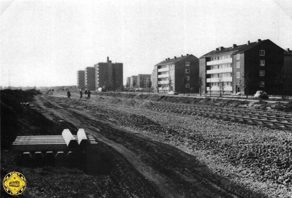 Die Strecke zum Harthof (ab 1963) und Hasenbergl (ab 1964) muss nicht nur unter der Frankfurter Ring durch, sondern auch unter dem Eisenbahnnordring. Diese Strecke ist an dieser Stelle 4-gleisig (3 benutzt) und es kreuzt ein Industriegleis.

Heute führt hier ein Rad- und Fußweg entlang.

Bild © Georg Sattler doku-des-alltags.de