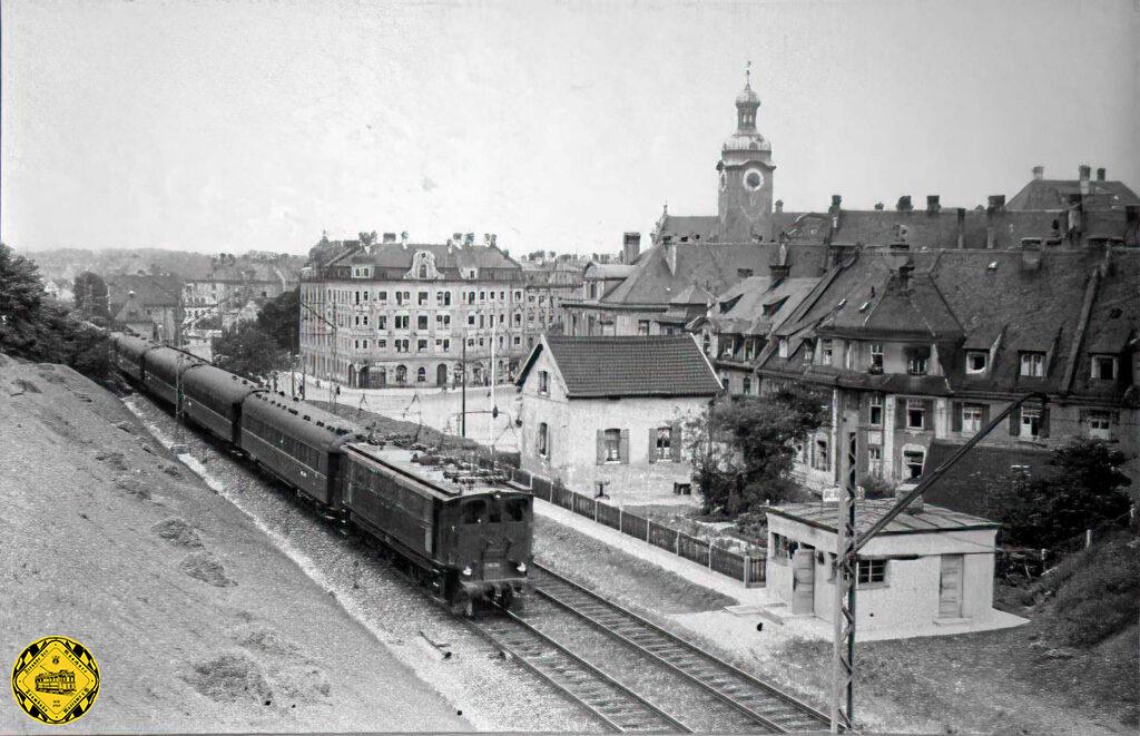 Betrieb auf der Eisenbahnbrücke am Kolumbisplatz vor dem 2.Weltkrieg. Auf der in den 20er-Jahren elektrifizierten Strecke kommt gerade der Orientexpress vorbei.