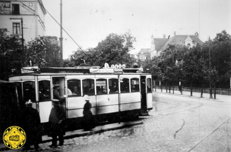 Die Linie 1 mit dem A-Tw 324 am Siglmeierplatz auswärts biegt 1909 in die Nymphenburgerstraße zur Fahrt zum Rotkreuzplatz ein.