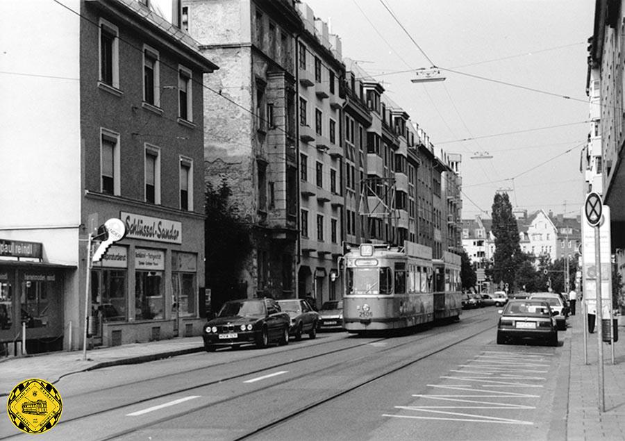 Linie 12 mit dem M5-Tw 2506 in der Leonrodstraße kurz vor dem Rotkreuzplatz im Juni 1990