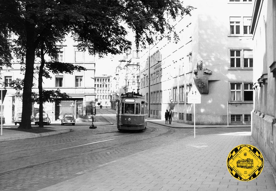 Ein Blick Richtung Norden in die Tattenbachstraße und es kommt uns ein Triebwagen der Linie 20 entgegen, der gerade auf den Thierschplatz stadteinwärts fährt.