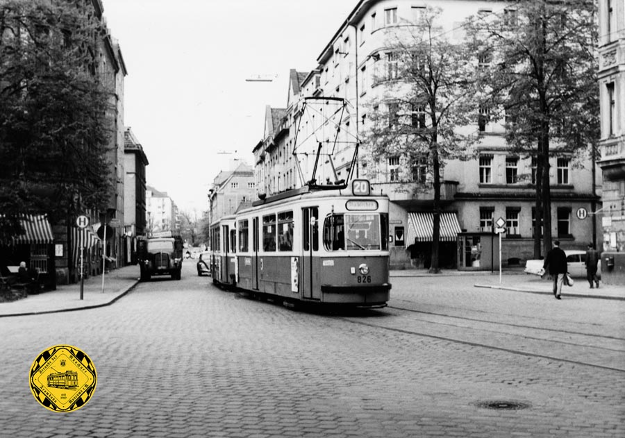 Dieses Bild an der Einmündung der Emil-Riedel-Straße in die Oettingenstraße entstand am selben Platz wie das oben gezeigte Bild von 1911, nur wechselte der Fotograf die Straßenseite (und Generation).