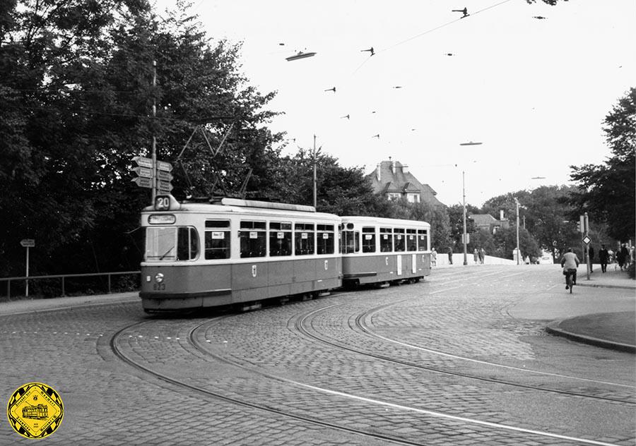 Der Triebwagen der Linie 20 kommt über die Tivolibrücke und biegt in die Widenmayerstraße ab: links der heutige Tucherpark existierte ebenso wenig wie das große Straßen-Kreuzungs-Bauwerk von heute.