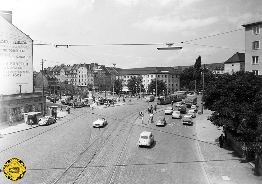Blick auf den Rotkreuzplatz mit M-Zug der Linie 21 im Jahr 1963