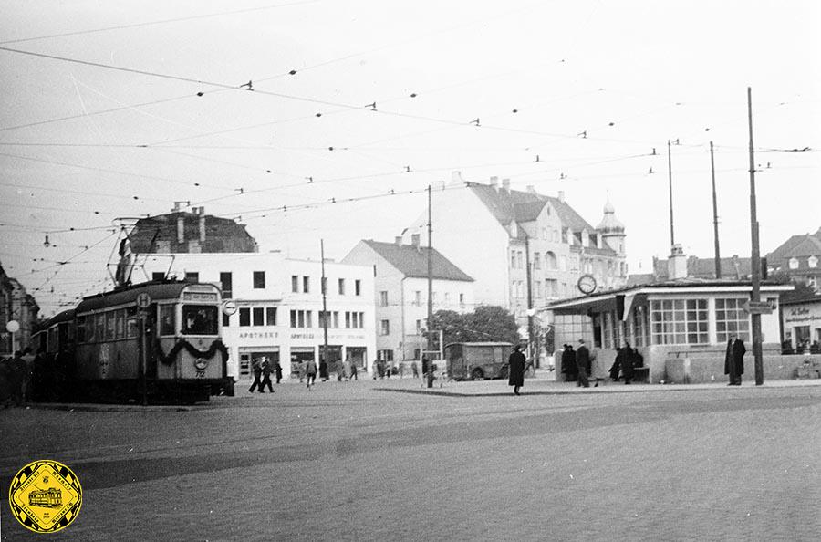 K2-Tw 712 auf der Linie 22 am Rotkreuzplatz am 21.10.1951. Die Girlanden waren zur Feier "75 Jahre Trambahn in München" damals an allen Fahrzeugen angebracht.
