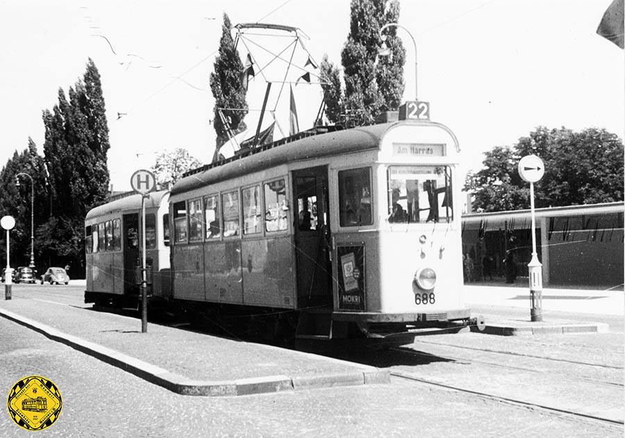 Die legendäre Linie 22 in der Ganghoferstraße mit dem K1-Tw 688 an der Haltestelle Messe West im Jahr 1953