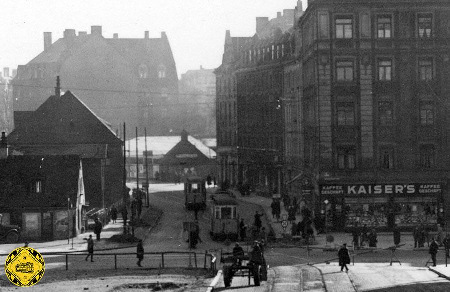 Bilder aus dem Jahr 1934 von dieser Kreuzung noch ohne Brücke.