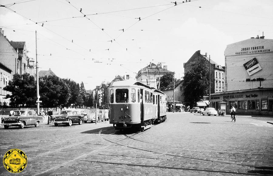 Die Linie 4 kreuzt den Rotkreuzplatz mit e-Bw 1232 + D6-Tw einwärts im Jahr 1960.
