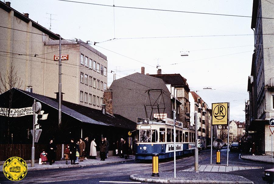 Der Fotograf hatte im Dezember 1981 einen Farbfilm eingelegt, als er den M4-Tw 2402 + m4-Bw 3405 auf der Linie 4 an der Haltestelle Rotkreuzplatz auswärts auf der neuen Gleisanlage ablichtete.