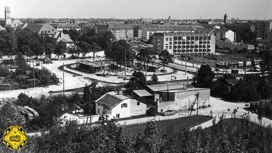 Blick vom Schuttberg am Luitpoldpark auf die Baustelle der ersten Schleife am Scheidplatz am 7. August 1959. Der Scheidplatz war schon 3 Jahre vor der Verlängerung der Linie 8 fertig und man hatte schon vorausschauend die Weichen für die Strecken zum Harthof und Hasenbergl durch den in Planung befindlichen Petuel-Tunnel mit eingebaut
