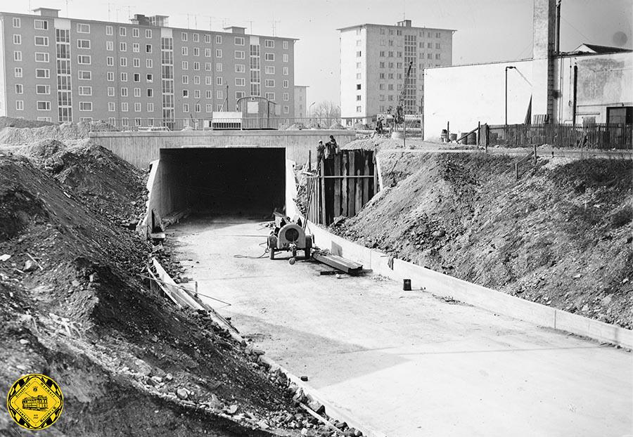 Bevor am am 08.November 1963 die Strecke der Linie 8 zum Harthof eröffnet werden konnte, - das Hasenbergl folgte dann 1964, mussten auf dieser Strecke einige Hindernisse gemeistert werden. Die Strecke sollte komplett kreuzungsfrei auf eigenem Gleisbett geführt werden. Dazu war natürlich am gerade entstehenden Mittleren Ring am Petuelring eine elegante und moderne Trambahnunterführung, ein Tunnelbau, nötig, der die Strecke elegant aus der Belgradstraße östlich der Knorrstraße auf einem breiten Rasenstreifen verbinden sollte.