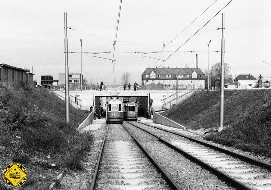 Die Haltestelle "Frankfurterring" wurde mit Seitenbahnsteigen direkt unter die Unterführung gebaut.