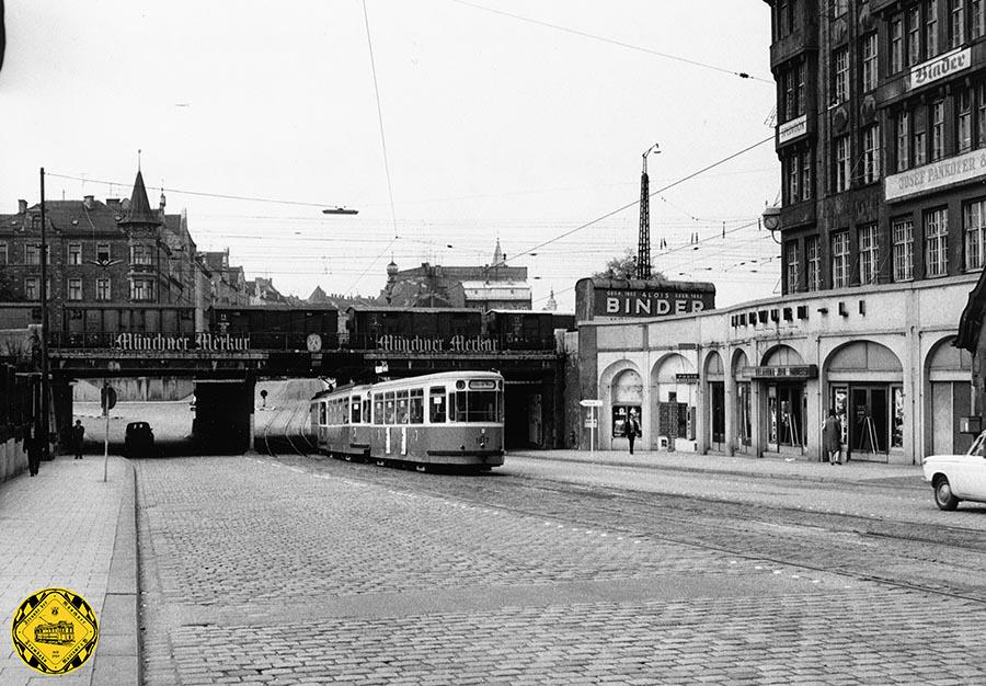 Am 22.November 1975 fährt als letzte Trambahn der 8er durch die Lindwurmstraße und ihre Unterführung unter der Südspange der Eisenbahn. Die anderen hier beheimateten Linien 6 und Linie 20 verschwanden schon früher.