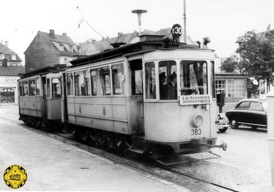 B-B-Zwilling 383+384 auf der Linie E30 an der Endhaltestelle Rotkreuzplatz am 2.10.1954