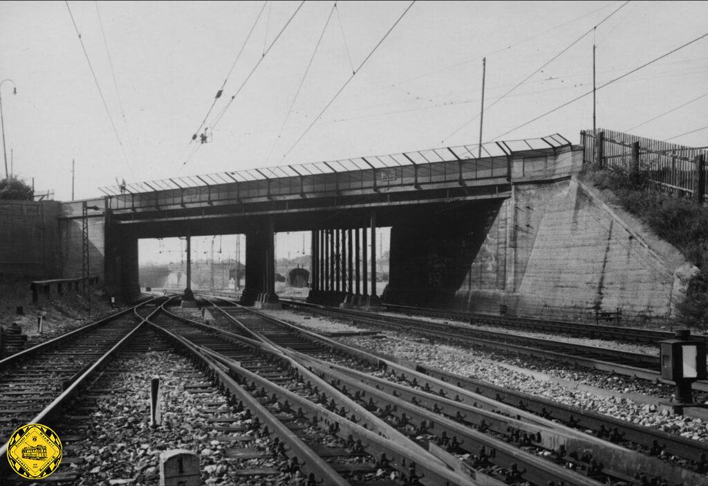 Diese Brücke über die hier viergleisige Strecke der Spange vom Südbahnhof nach Pasing abgelichtet im Jahr 1930.