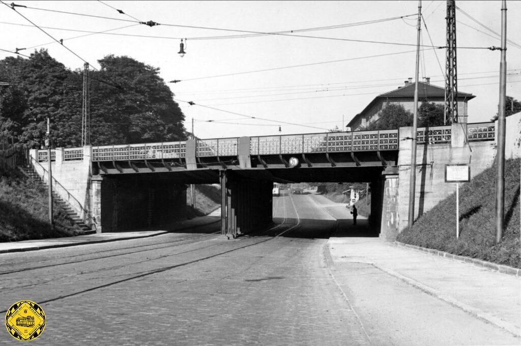 Die Strecke vom Hauptbahnhof zum Ostbahnhof hatte noch einen weiteren Bahnübergang an der Landsbergerstraße. Dieser wurde 1895 durch ein Brücke beseitigt, wodurch hier weiter Planungen einer weiterführenden Trambahnstrecke nach Pasing möglich wurden.