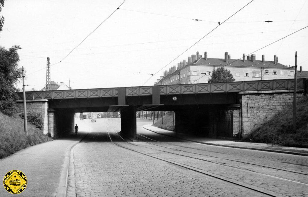Als im Juni 1940 der Brückenfotograf der Reichsbahn alle Münchner Eisenbahnbrücken ablichtete, hat er natürlich auch nicht diese Brücke an der Landsbergerstraße vergessen und sie von beiden Seiten dokumentiert.