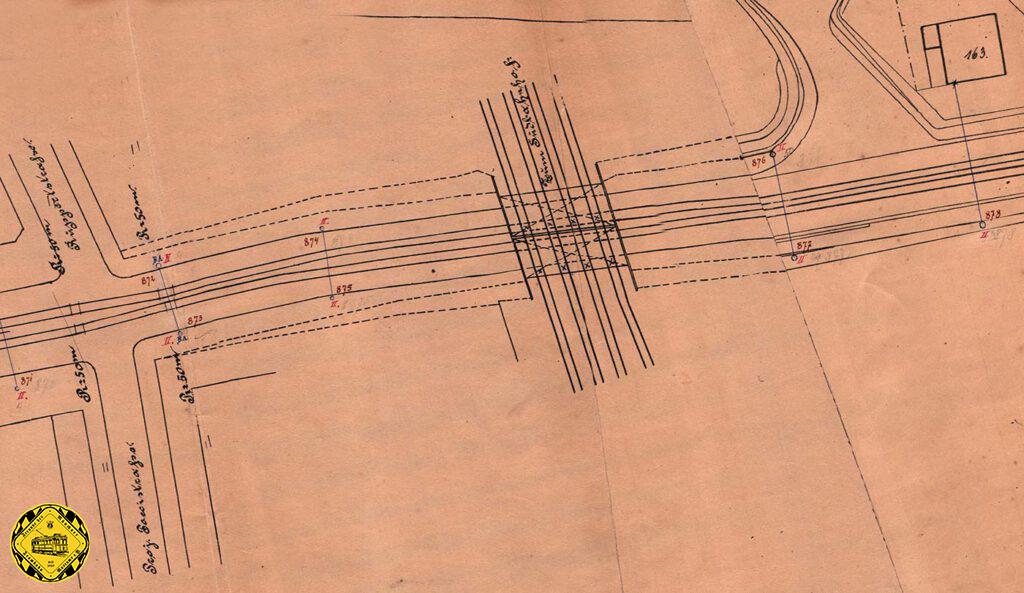 Dieser Plan von ca. 1890 zeigt die 3-gleisige Staatsbahnstrecke mit dem südlichen Zufahrtsgleis zur Lokomotivfabrik des Herrn Krauss. Die Unterführung hatte in der Mitte Stützen, auf denen die Stahlbrücken-Teile auflagen, bei 4 Gleisen also 8 Brückenelemente. Die Implerstraße gab es noch nicht, hier zweigte nur der Kapellenweg zum Dampfsägewerk der Herrn Marx ab.