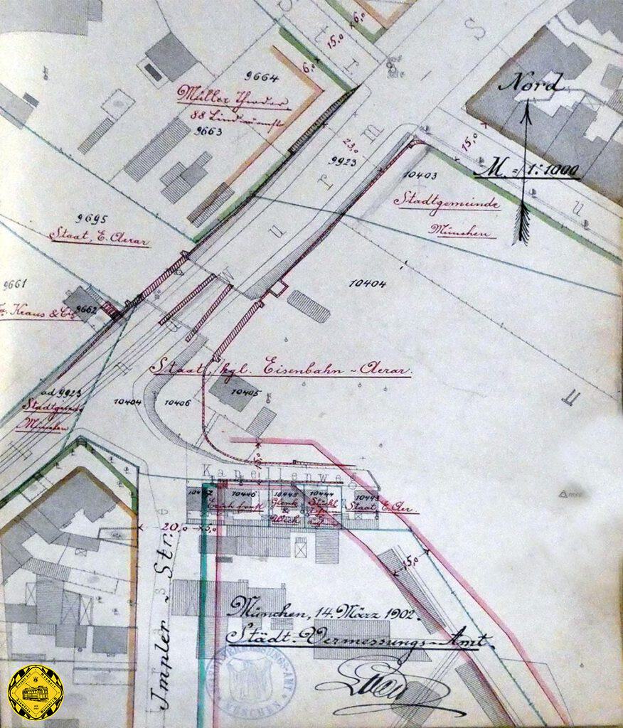Die Stadtentwicklung Münchens ging rasant voran und so hatten sich inzwischen auch einige Voraussetzungen für den angedachten neuen Unterführungsbau geändert. Die Implerstraße wurde mit Baulinien versehen und umgesetzt. Der alte Kapellenweg war nur noch ein Abzweig. Das Sägewerk war verschwunden. Um nun die Abzweigung in die Implerstraße zu erleichtern, sieht man erstmals eine Abwendung vom symetrischen Grundriss der Lindwurmunterführung. Die Pfeiler und Stützmauern der Ostseite werden schräg geplant. Damit ist auch eine Umplanung der beiden Stützpfeilerreichen in der Mitte nötig: zum ersten Mal bekommt diese Unterführung in der Planung die Gestalt, wie wir heute (2023) die alte Unterführung kennen.