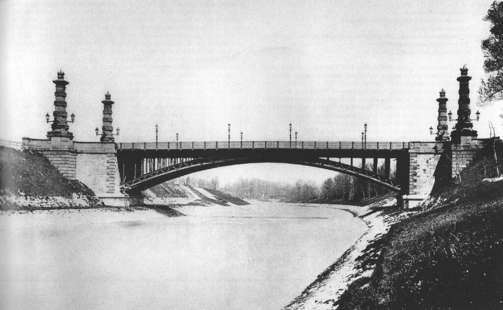 Die Luitpoldbrücke war die erste und einzige Bogenbrücke aus Eisen bzw. Stahl in München, die anderen Eisen- bzw. Stahlbrücken wie die alte Max-Joseph-Brücke oder die Braunauer Eisenbahnbrücke waren als Fachwerkbrücke errichtet. Am 13. September 1899 überstieg ein Hochwasser die bis dahin bekannten Höchststände bei weitem und führte zunächst zum Einsturz der Max-Joseph-Brücke. Einen Tag später war das rechte Widerlager der Luitpoldbrücke so unterspült, dass auch diese Brücke einstürzte.