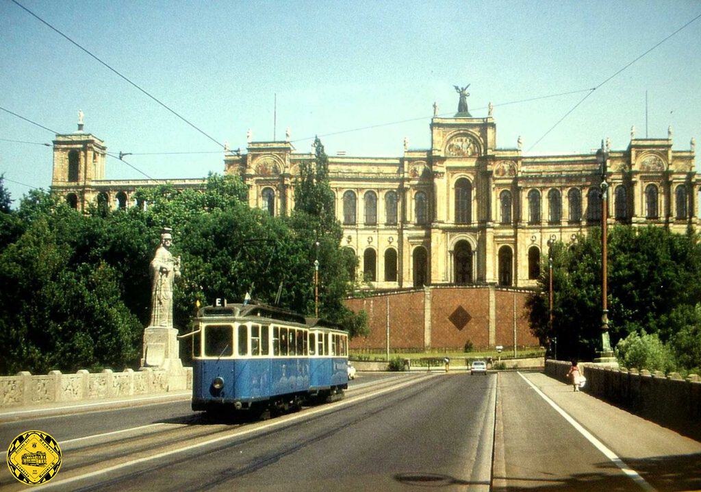 Eines der beliebtesten Fotoperspektiven in der Trambahnfotografie in München ist das Maximilianeum von der Maximiliansbrücke aus gesehen, - am besten mit einem schönen Trambahnzug.