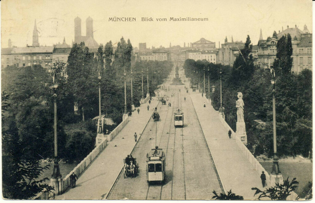 Im Jahr 1910 wird elektrisch über die verbreiterte Maximiliansbrücke gefahren. 