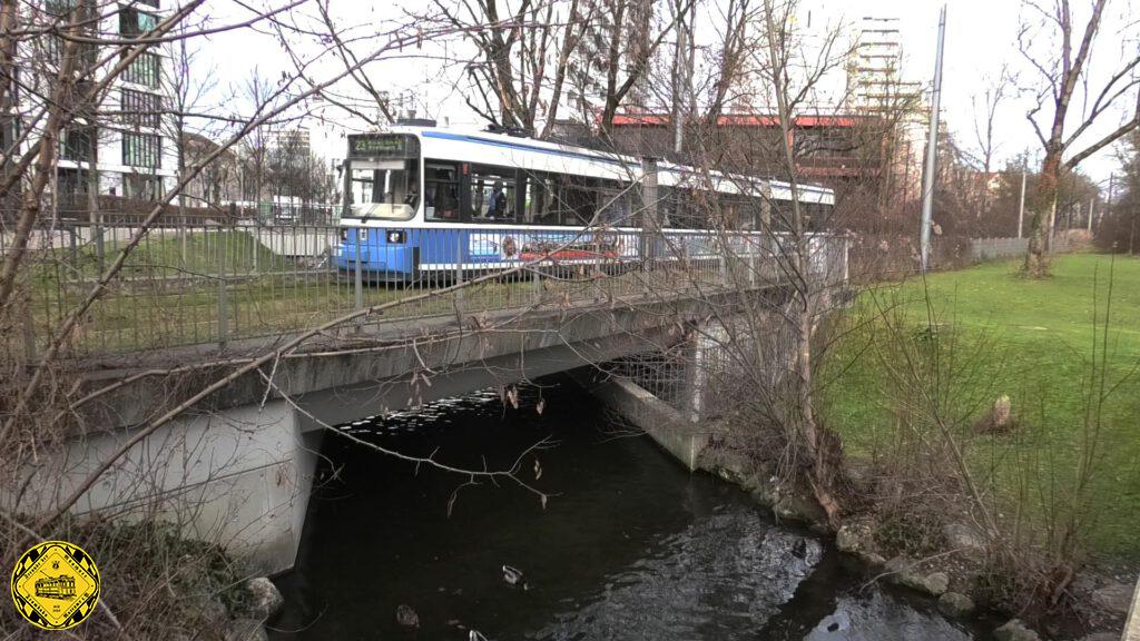 Damit die Auszählung komplett ist: die Linie 23 überquert auch noch den Biedersteiner Kanal auf der Höhe Berlinerstraße.
