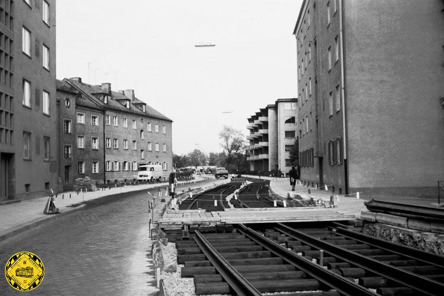 In der Oettingenstraße Blickrichtung Nord sind die Bauarbeiten an der neuen Linienführung der Strecke im Sommer 1963 schon fortgeschritten