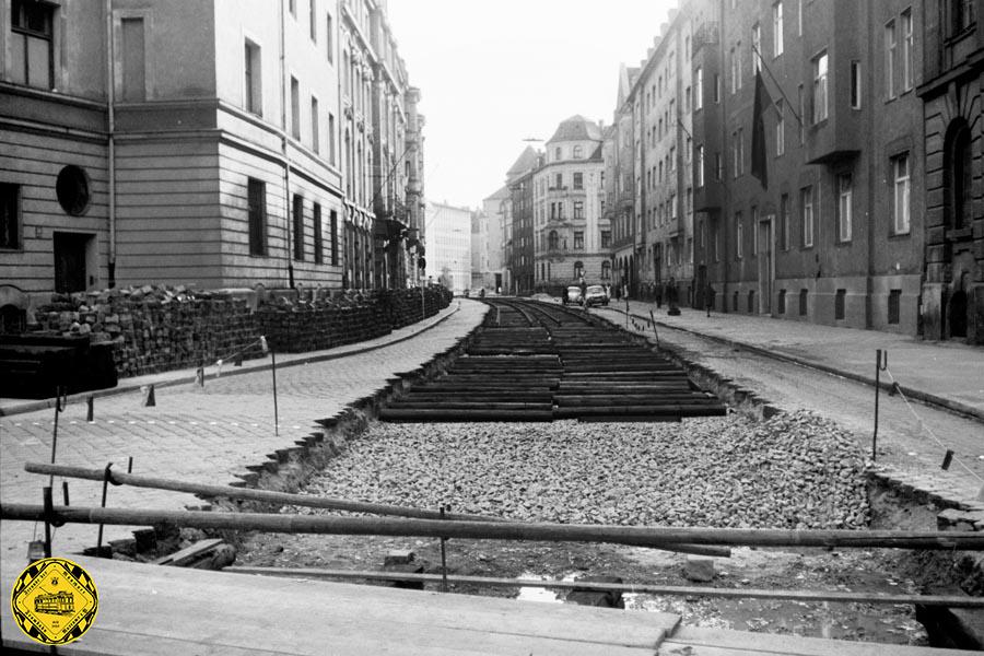 Die Wagmüllerstraße in Richtung Süden von der Prinzregentenstraße aus gesehen im Frühjahr 1963: die Holzschwellen sind schon gelegt