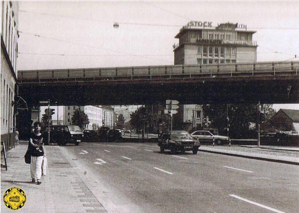 Die Kreuzung der Donnersberger Brücke Mittlerer Ring zur Landshuter Allee mit der Trambahnstrecke in der Arnufstraße