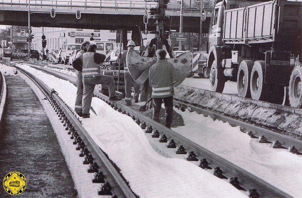 So baute man 1995 diese Strecke weitgehend neu auf der gleichen Linienführung wie bis 1983 unter der Brücke des Mittleren Rings durch. Östlich der Donnersberger Brücke: Der Bereich zwischen den Schienen wird bis knapp unterhalb der Oberkante des Betonlängsbalkens mit Kies aufgefüllt. Später folgen einige Zentner Humus und Magerrasen.