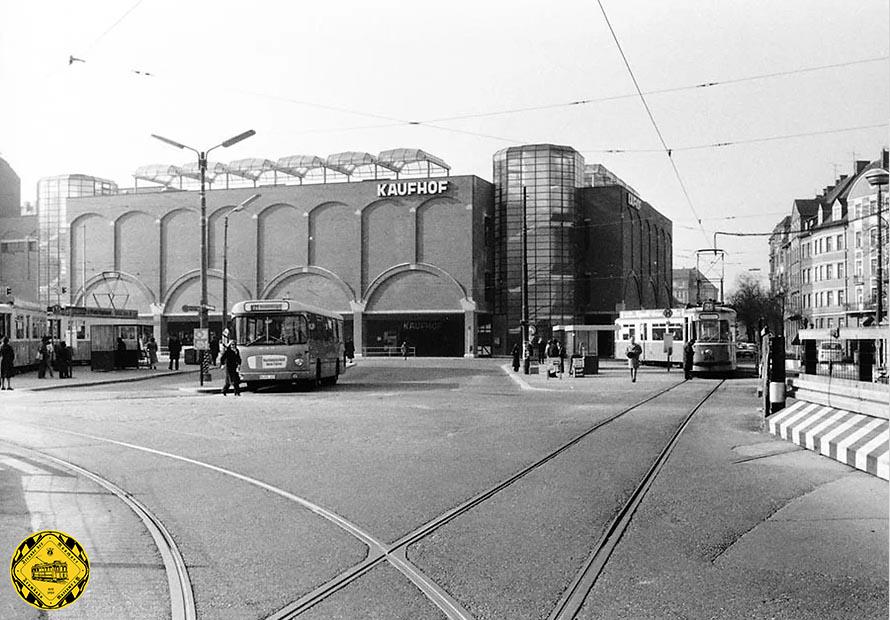 Der Rotkreuzplatz Anfang 1980 mit seiner Schleife in Betrieb während der Bauarbeiten und dem Kaufhaus dahinter.