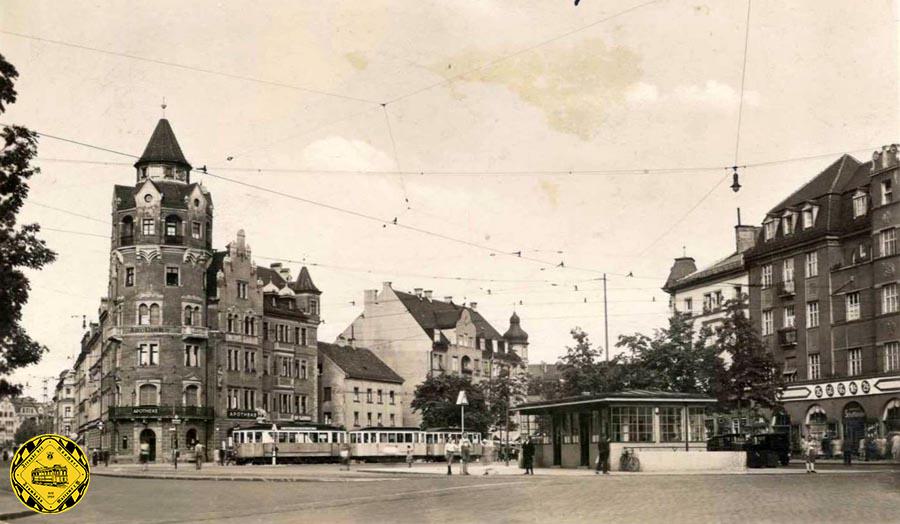 Die Winthir Apotheke gibt es seit 1878 am Rotkreuzplatz ist die älteste Apotheke Neuhausens und das älteste bestehende Unternehmen am Rotkreuzplatz. Vor dem 2. Weltkrieg war das Burg-ähnliche Gebäude fast ein Wahrzeichen des Rotkreuzplatzes. Es wurde 1944 zerstört.