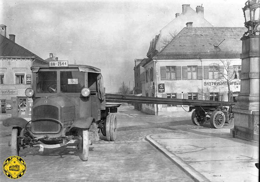 Bevor über die Ludwig-Ferdinand-Brücke Schienen gelegt wurde und eine Trambahn fuhr, wurden erstmal Gleise mit dem LKW darüber transportiert: von nahegelegenen Gleislager wurden so die Schienen zu den Baustellen geführt. Erst ab dem 01.Juni 1920 fuhr hier die Linie 21 über die Brücke bis zum 1910 bis 1912 gebauten neuen Botanischen Garten. 
