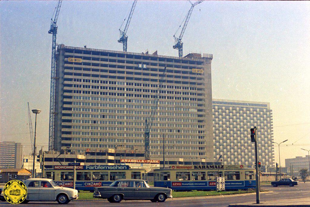 Am 17.10.1970 wurde die Linie 9 zum Cosimapark verlängert. Hier war eine große Siedlung entstanden, die damit erschlossen wurde. Am Effnerplatz entstand das legendäre Arabellahaus (im Hintergrund) und davor das Hilton, das zu den olympischen Spielen 1972 fertig wurde.