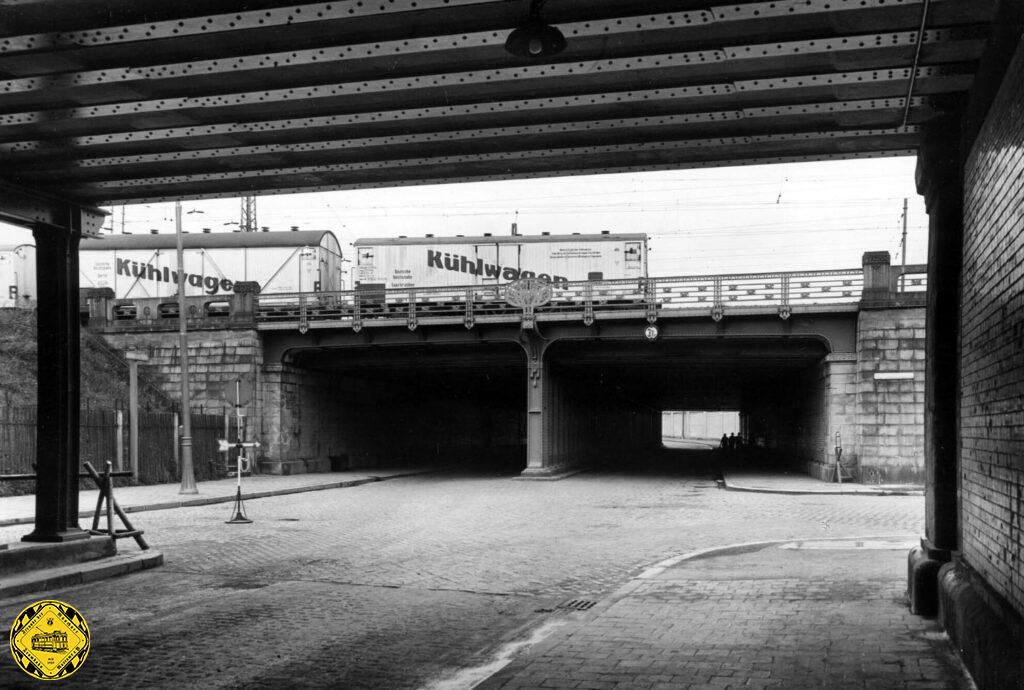 Der Vollständigkeit halber noch die anderen benachbarten Eisenbahnunterführungen: die Tumblingerstraße hat seit 1903/1904 eine Unterführung mit ähnlich schöne Verzierungen am Geländer.